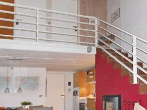 ブラーバンドにある6 person holiday home in Bl vandの赤壁の部屋の白い階段