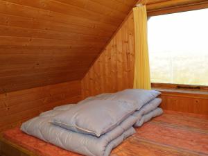 Klegodにある6 person holiday home in Ringk bingの窓付きの木造の部屋のベッド1台