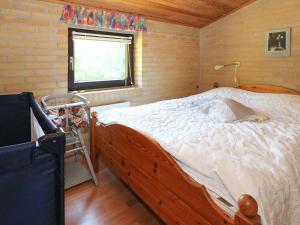 Oddeにある8 person holiday home in Hadsundのベッドルーム1室(大型ベッド1台、窓付)
