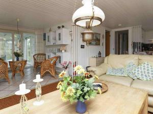 6 person holiday home in Ulfborg في Sønder Nissum: غرفة معيشة مع أريكة وطاولة