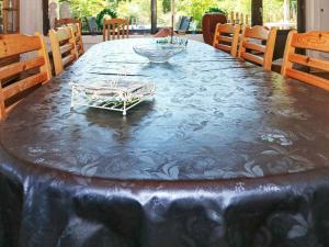 Oddeにある8 person holiday home in Hadsundの青いテーブルクロスを掛けたテーブル