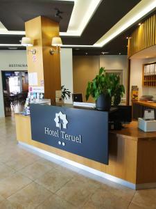 Un hotel türrell firma en un mostrador en el vestíbulo en Hotel Teruel, en Vinarós