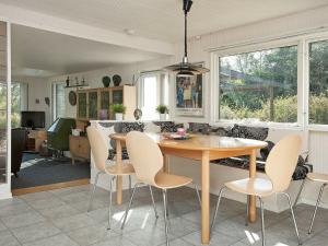 エーベルトフトにある4 person holiday home in Ebeltoftのキッチン、ダイニングルーム(木製のテーブルと椅子付)