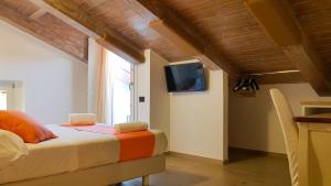 Un pat sau paturi într-o cameră la Duomo Attic (rooms)