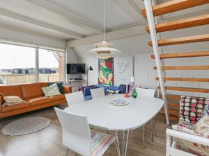 Posezení v ubytování Three-Bedroom Holiday home in Harboøre 24