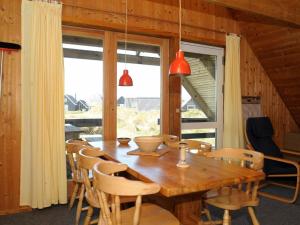 Klegodにある6 person holiday home in Ringk bingのダイニングルーム(木製テーブル、椅子付)