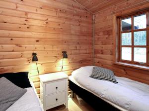ÅlbækにあるHoliday home Ålbæk VIIの木製の壁のベッドルーム1室
