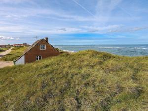 una casa en una colina al lado del océano en 10 person holiday home in Fr strup, en Lild Strand