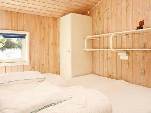 ブロックフスにある6 person holiday home in Blokhusのベッドルーム1室(ベッド2台、窓付)