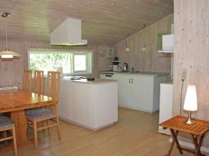 Fjerritslevにある6 person holiday home in Fjerritslevのキッチン(白いキャビネット、テーブル付)、ダイニングルーム
