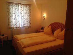 Postel nebo postele na pokoji v ubytování Appartements im Forsthaus
