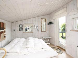 ロッケンにある6 person holiday home in L kkenの白いベッドルーム(大きな白いベッド付)
