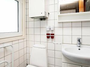 Koupelna v ubytování Three-Bedroom Holiday home in Løkken 65