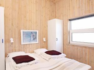 Postel nebo postele na pokoji v ubytování Five-Bedroom Holiday home in Hjørring 2 + 21 fotografií