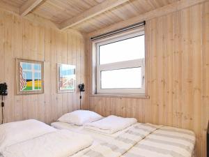 Postel nebo postele na pokoji v ubytování Five-Bedroom Holiday home in Hjørring 2