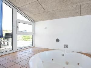 Fotografie z fotogalerie ubytování Five-Bedroom Holiday home in Hjørring 2 v destinaci Lonstrup