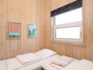 Postel nebo postele na pokoji v ubytování Five-Bedroom Holiday home in Hjørring 2