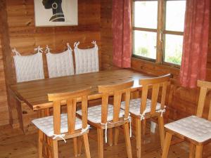 ヒアツハルスにある6 person holiday home in Hirtshalsの木製のダイニングテーブルと椅子が備わります。