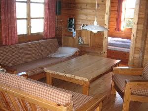ヒアツハルスにある6 person holiday home in Hirtshalsのリビングルーム(木製テーブル、椅子付)