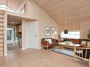 Fjand Gårdeにある8 person holiday home in Ulfborgのリビングルーム(ソファ、テーブル付)