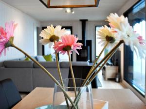 un vaso pieno di fiori seduto su un tavolo di 10 person holiday home in yer a Øyer