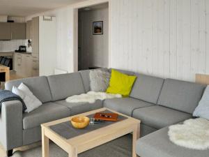 salon z szarą kanapą i stolikiem kawowym w obiekcie 10 person holiday home in yer w mieście Øyer