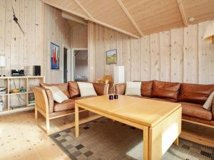 Harboørにある6 person holiday home in Harbo reのリビングルーム(ソファ、テーブル付)