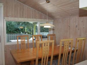 uma sala de jantar com uma mesa de madeira e cadeiras em 6 person holiday home in Fjerritslev em Fjerritslev