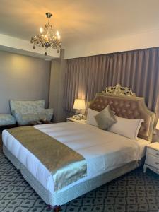 Postel nebo postele na pokoji v ubytování Chi Shing Hai Hotel