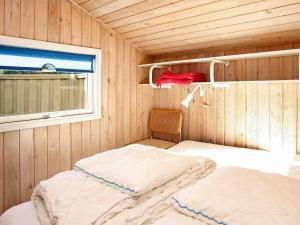 ブロックフスにある6 person holiday home in Blokhusの窓付きの部屋にベッド2台が備わる部屋