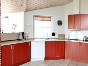 Köök või kööginurk majutusasutuses 8 person holiday home in R m