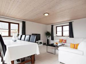 sala de estar con mesa blanca y sofá blanco en 8 person holiday home in Harpelunde, en Harpelunde