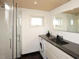 A bathroom at Three-Bedroom Holiday home in Hjørring 25