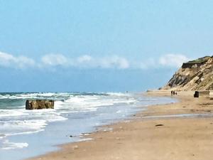 ロッケンにある6 person holiday home in L kkenの砂浜と海を歩く人々のいる浜