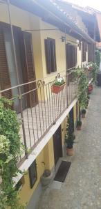 坎迪奧洛的住宿－Monolocale Candiolo，一座建筑,阳台上种植了盆栽植物