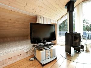 TV a/nebo společenská místnost v ubytování Four-Bedroom Holiday home in Oksbøl 17