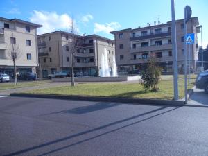 uma vista para uma rua com edifícios e uma fonte em Appartamento SERGIO LUXURY CENTRO parking free em Santa Maria degli Angeli