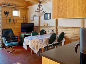 - une salle à manger avec une table et des chaises dans l'établissement Holiday home FOLDRØYHAMN, à Foldrøyhamn