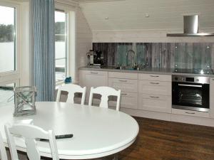 Kitchen o kitchenette sa Four-Bedroom Holiday home in Urangsvåg