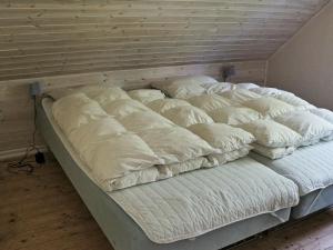 Tempat tidur dalam kamar di Three-Bedroom Holiday home in Hallabro