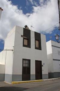 Ein weißes Gebäude mit einem Hund drauf. in der Unterkunft Casa Luna in Agaete