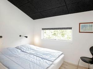 Ένα ή περισσότερα κρεβάτια σε δωμάτιο στο 6 person holiday home in Strandby-By Traum