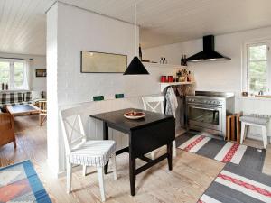 6 person holiday home in Ulfborgにあるキッチンまたは簡易キッチン