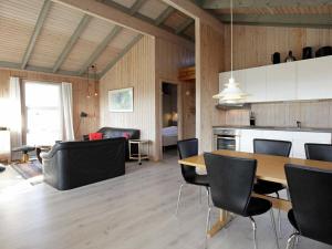 Fjand Gårdeにある5 person holiday home in Ulfborgのキッチン、リビングルーム(テーブル、椅子付)