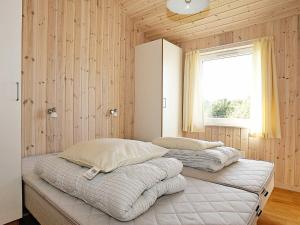 En eller flere senge i et værelse på Holiday Home Ajs Mølls