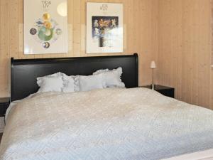 Een bed of bedden in een kamer bij Three-Bedroom Holiday home in Storvorde 19