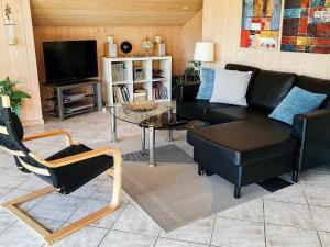 O zonă de relaxare la Three-Bedroom Holiday home in Storvorde 19
