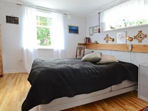 ウッラレッドにあるOne-Bedroom Holiday home in Ullaredのベッドルーム1室(ベッド1台、黒毛布付)