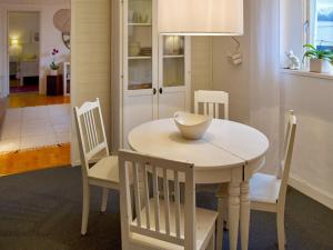 una mesa blanca con sillas y un tazón en ella en Holiday Home Kungshamn, en Kungshamn