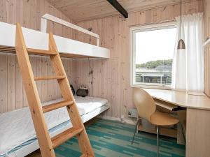 Slettestrandにある6 person holiday home in Brovstの二段ベッドルーム(デスク、はしご付)